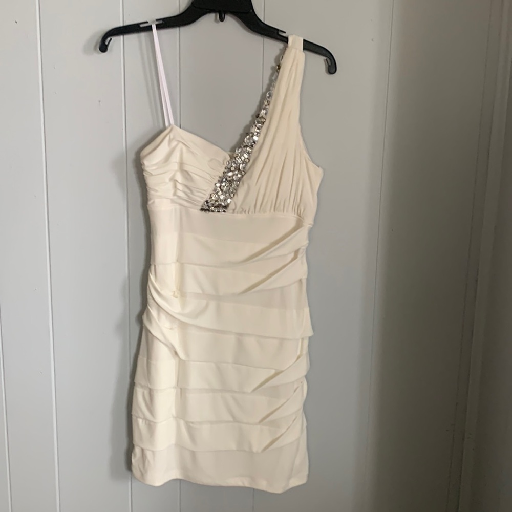 White short dress. ⭐️